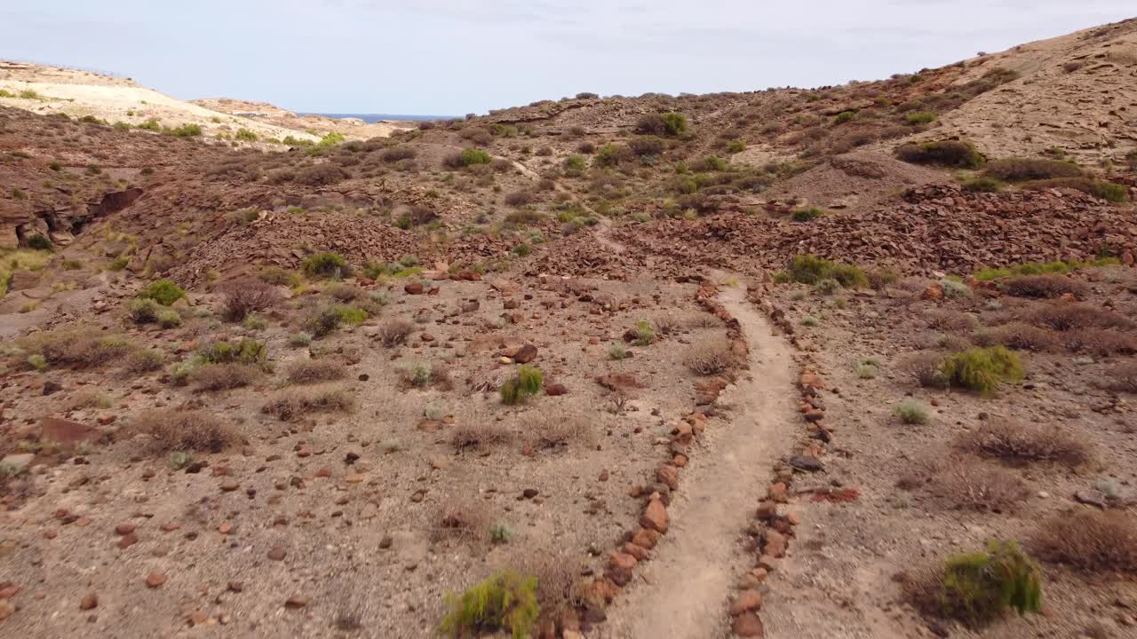 vuelo cinematográfico sobre el sendero de senderismo espectacular seco, arco de tajao tenerife