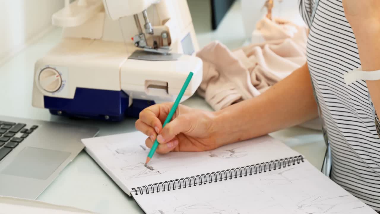 diseñadora hablando por teléfono móvil 4k