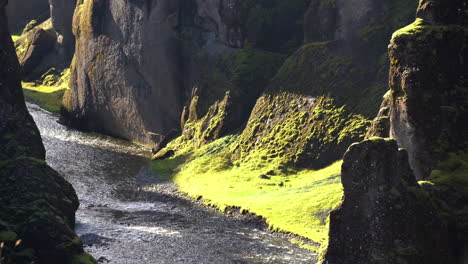 paisaje escénico del río del valle de kirkjubæjarklaustur en islandia