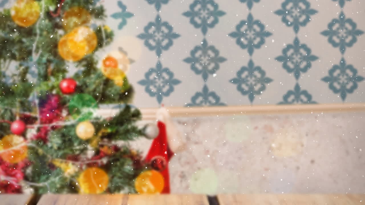 fondo borroso de una sala de estar decorada para navidad combinado con la nieve que cae