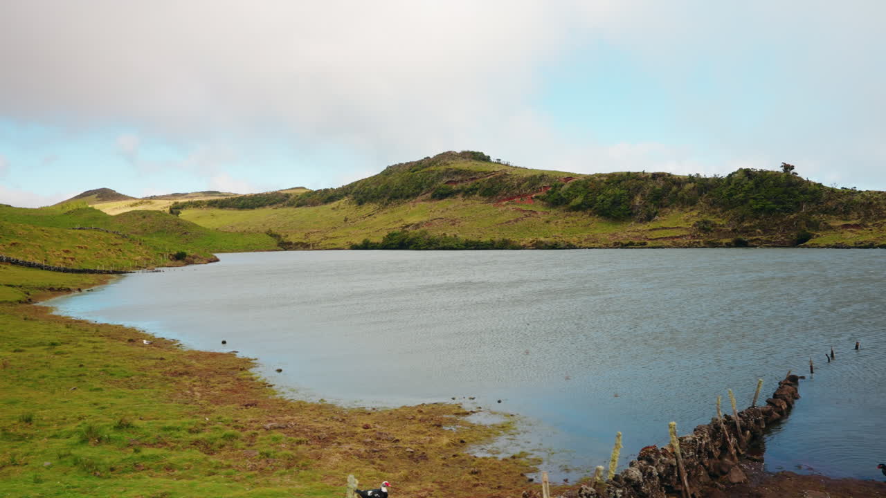 시골의 초록 잔디에 둘러싸인 그림 같은 작은 자연 호수