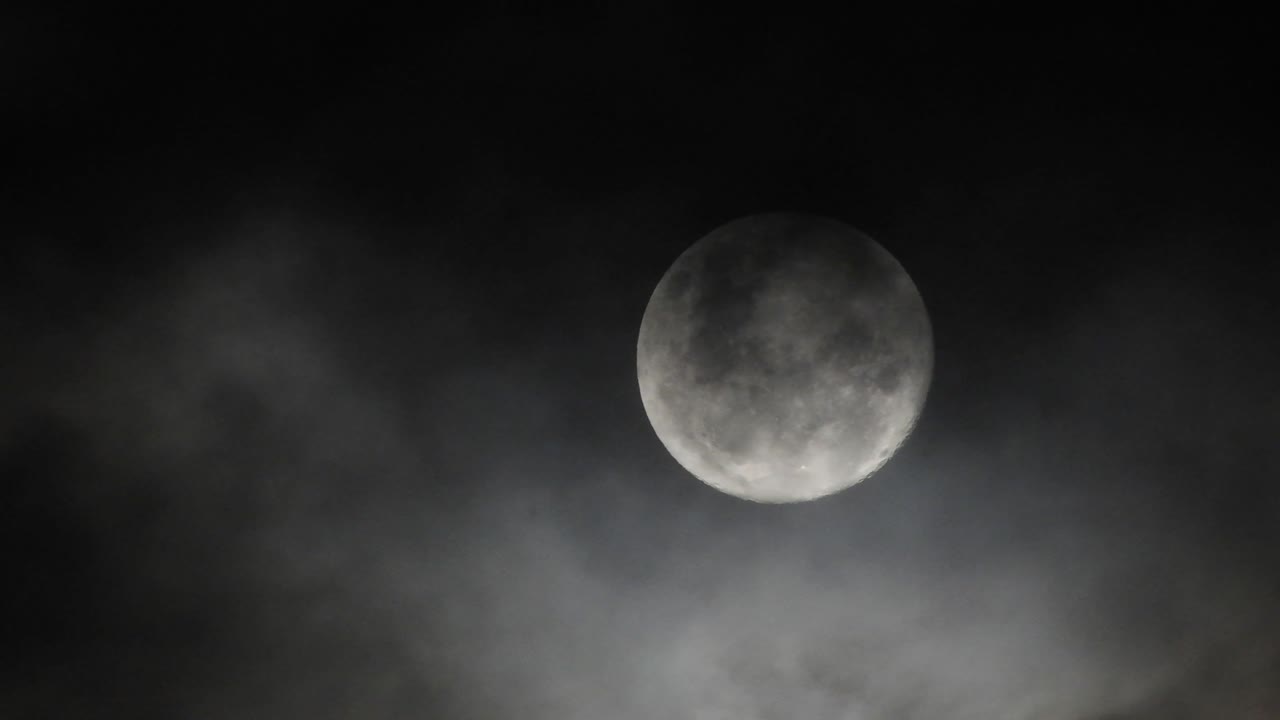 으스스한 검은 구름이 전경에서 지나다니는 유령 보름달, 할로윈이나 무서운 비디오 전환에 적합