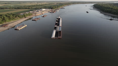 Vista-Aérea-De-Pájaro-Sobre-La-Barcaza-Del-Río-Mississippi