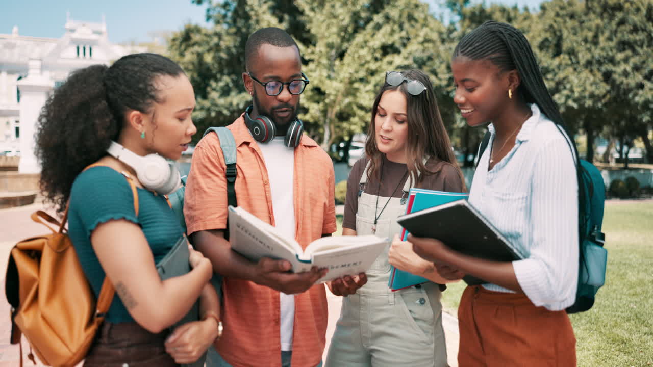 야외에서 함께 공부하는 학생들