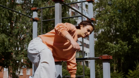 hombre y mujer entrenando parkour