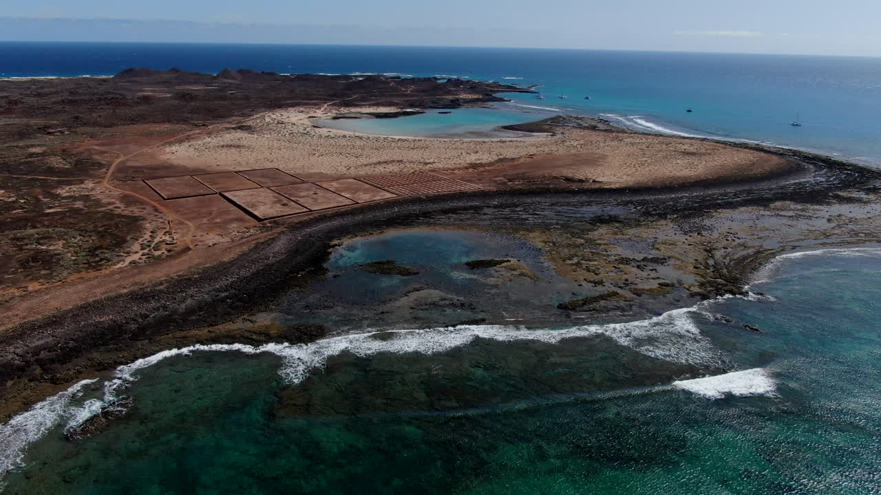 maravillosa toma aerea acercándose a la costa de la isla de los lobos y donde se puede ver la preciosa playa de la concha