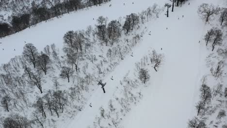 telesilla que lleva a los esquiadores a la montaña nevada en invierno en la estación de esquí de nozawa onsen japón