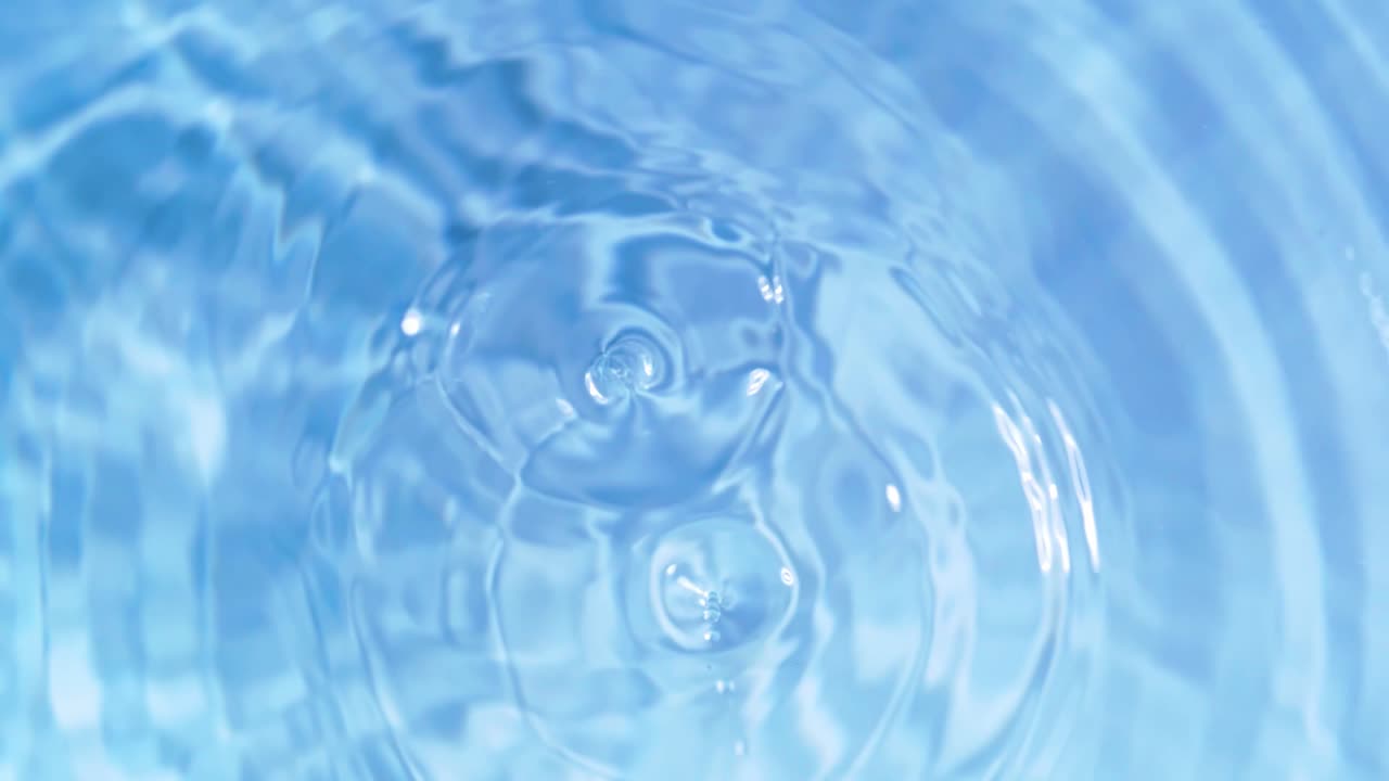 물 표면으로 떨어지는 드롭의 상위 뷰 슬로우 모션 및 흰색 배경에 분기 원