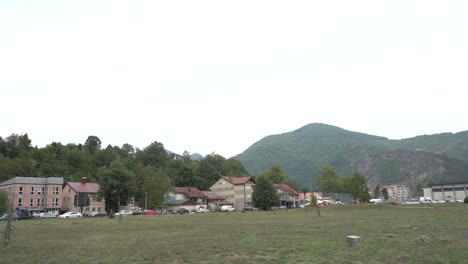 Casas-En-Colinas-De-Bosnia-Y-Herzegovina-Metraje-De-Naturaleza-Y-Edificios-Bosnios