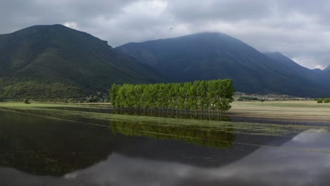 Vista-Aérea-Del-Lago-Stymphalia,-Ubicado-En-La-Parte-Nororiental-Del-Peloponeso,-En-Corinthia,-Sur-De-Grecia,-Donde-Hércules-Derribó-A-Las-Aves-Stymfalian-Según-El-Antiguo-Mito