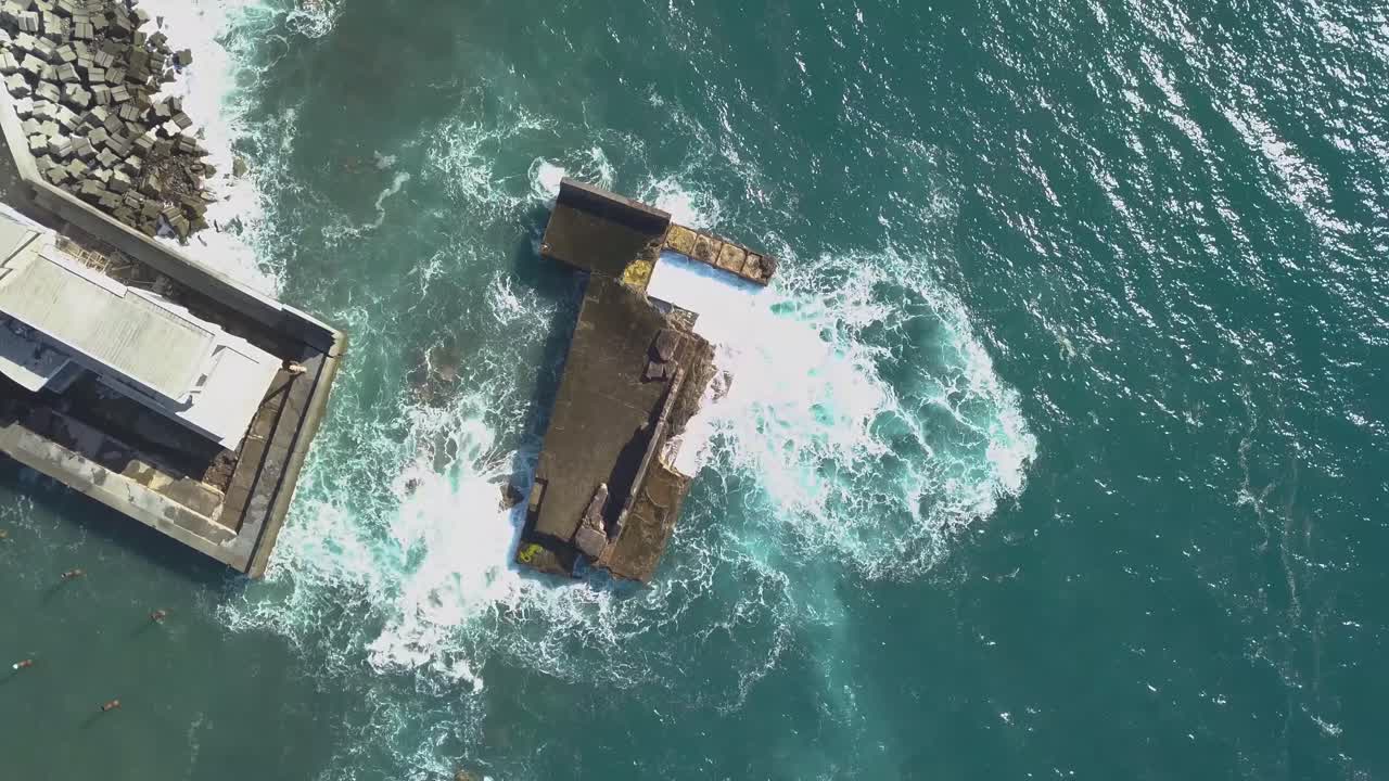 포르투갈, 마데이라 아일랜드, 폰타 두 솔, 루가르 데 바이소의 비활성화된 정박지에서 파도 파괴의 조감도