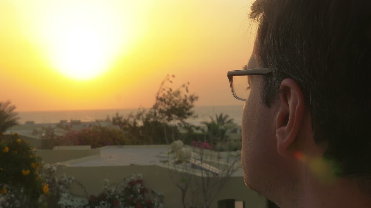 hombre poniéndose gafas y disfrutando de la escena de la naturaleza