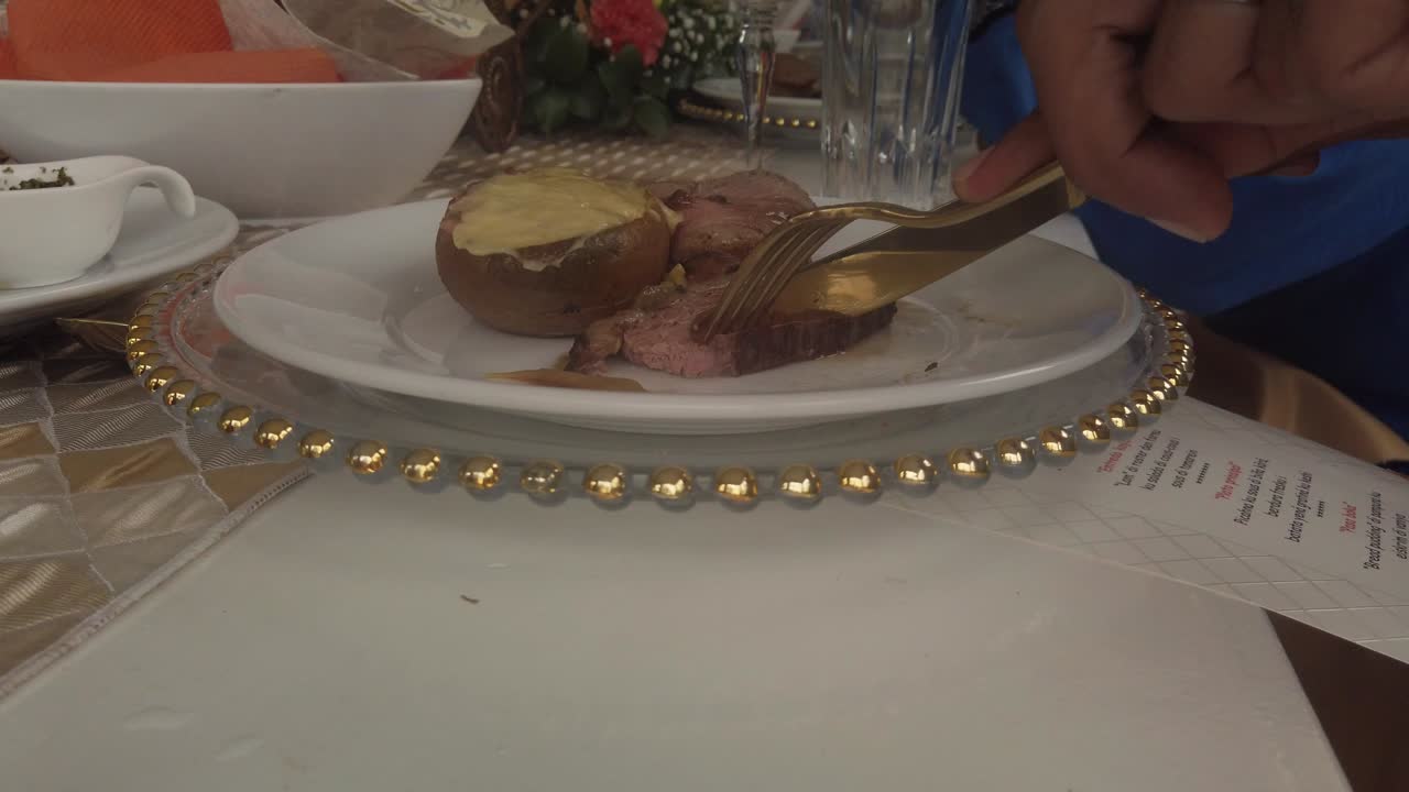 먹기 위해 잘라지는 요리 음식