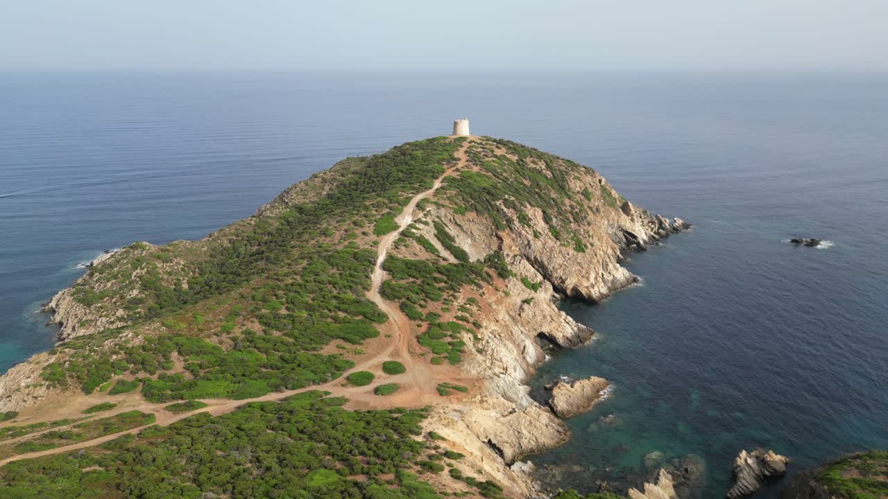 torre capo malfatano y cabo en teulada, costa sur de cerdeña, italia - antena 4k