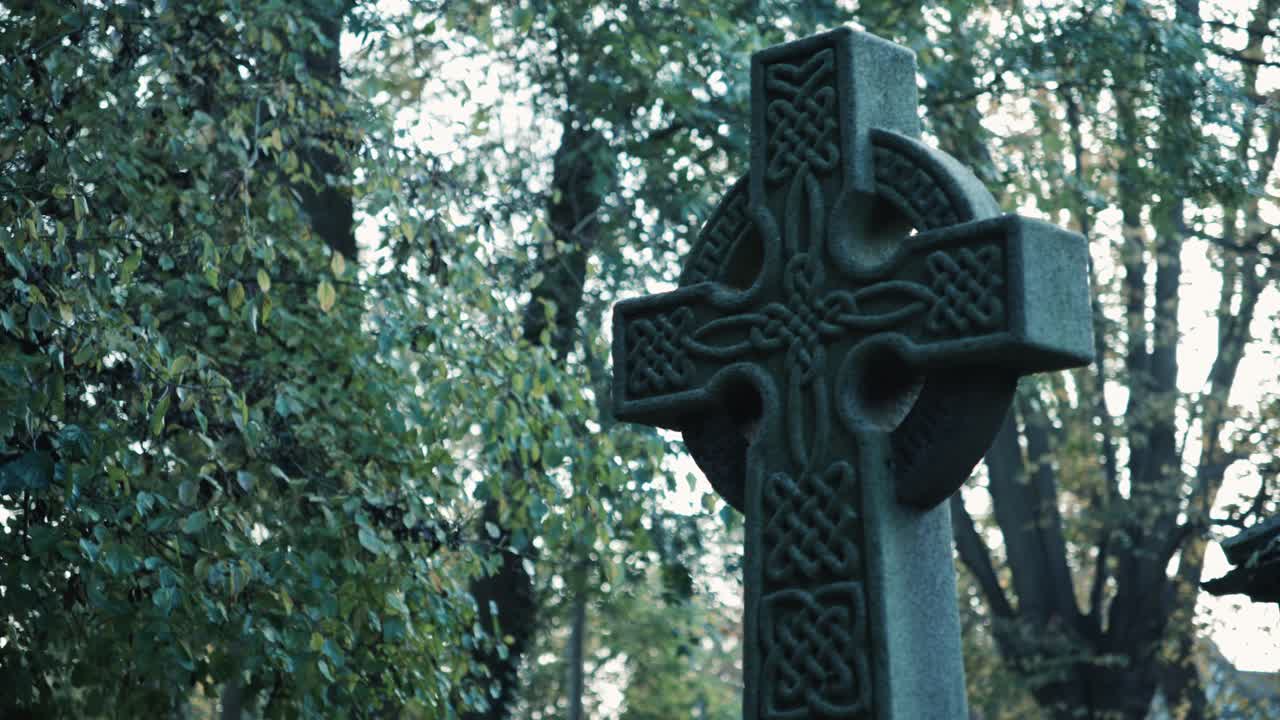 Una croce di pietra gotica da una tomba in Inghilterra.