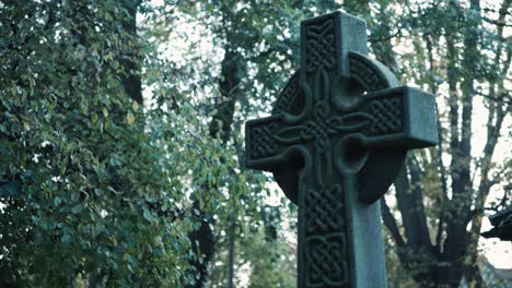 una cruz de piedra gótica de una tumba en inglaterra