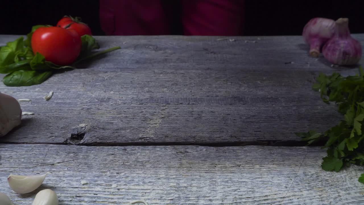 haciendo una pizza de pepperoni