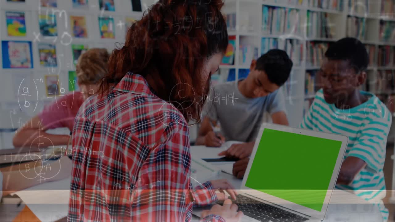 animación de fórmulas matemáticas moviéndose sobre un alumno biracial usando una computadora portátil con espacio de copia