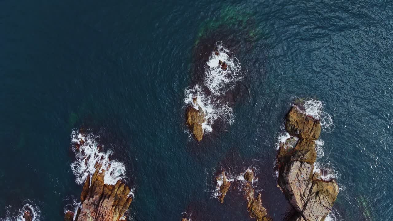 Splendida vista aerea della costa rocciosa in Bulgaria ripresa da un drone