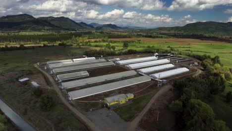 Filmische-Luftdrohnenaufnahmen-Einer-Chilenischen-Farm-In-Landschaft-Und-Natur