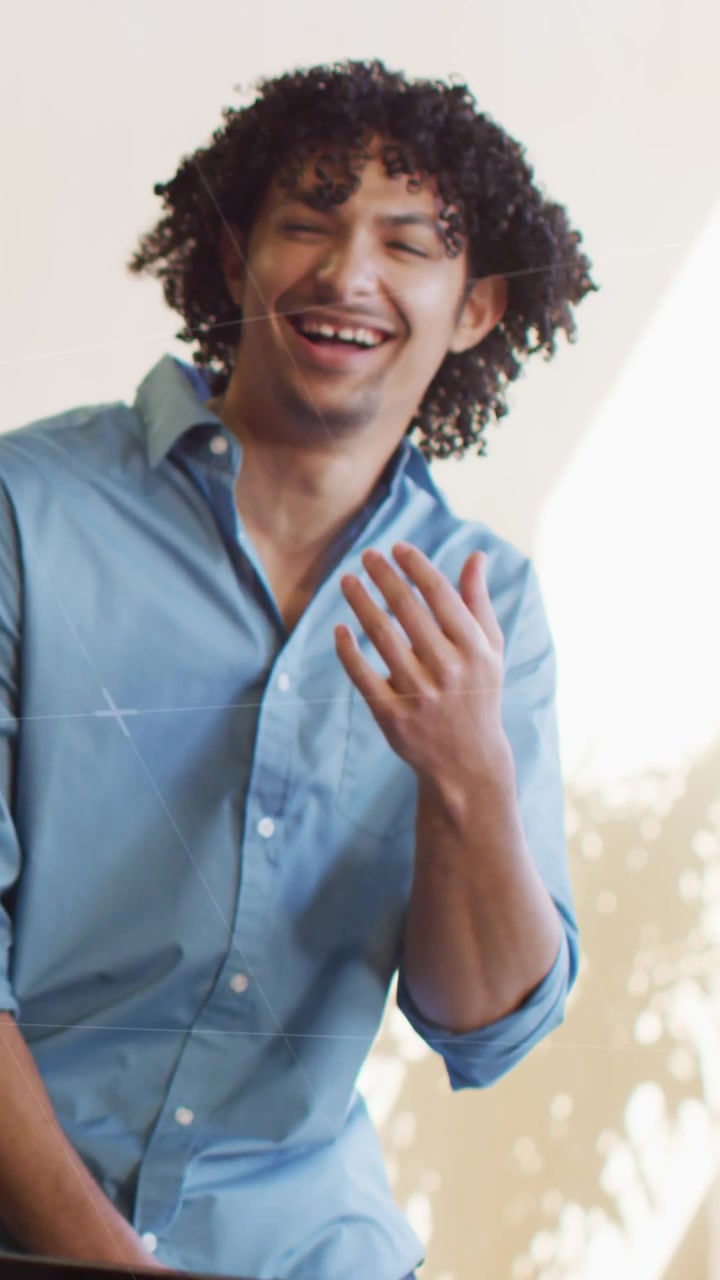 Video verticale: Uomo che inizia a parlare, gesticolando, con sovrapposizioni che scorrono, e un team che condivide idee con i laptop.