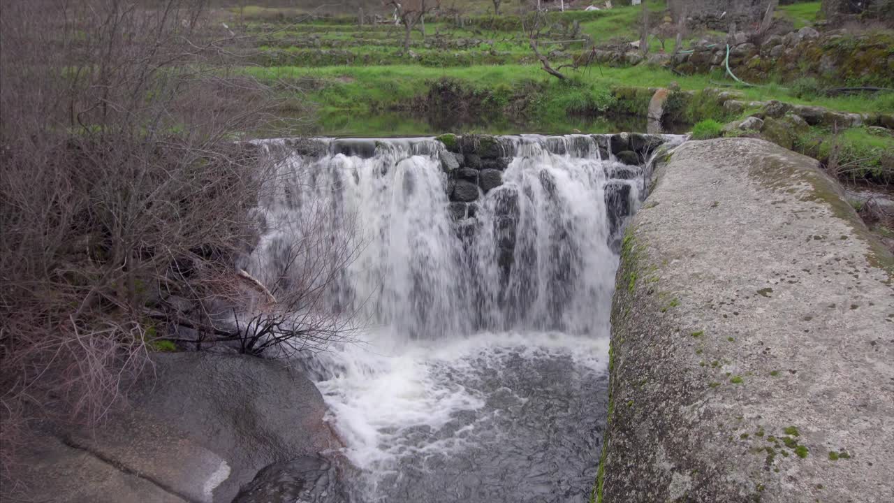 카메라 움직임은 폭포를 보여줍니다
