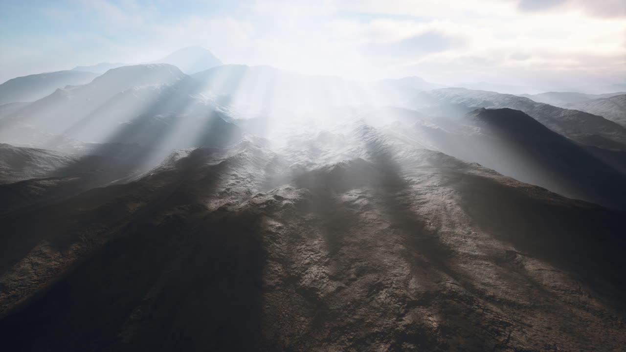 montañas estériles en afganistán en el polvo