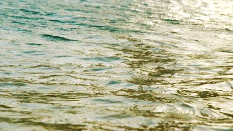 Agua-Ondulante-En-El-Océano-Con-Olas-Y-Reflejo-De-La-Luz-Del-Sol-En-Willemstad,-Curacao