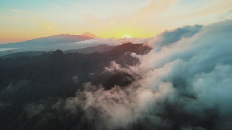 Atemberaubender-Blick-Auf-Die-Berge-In-Rollenden-Wolken-Während-Des-Orangefarbenen-Sonnenuntergangs,-Anaga-gebirge-Spanien