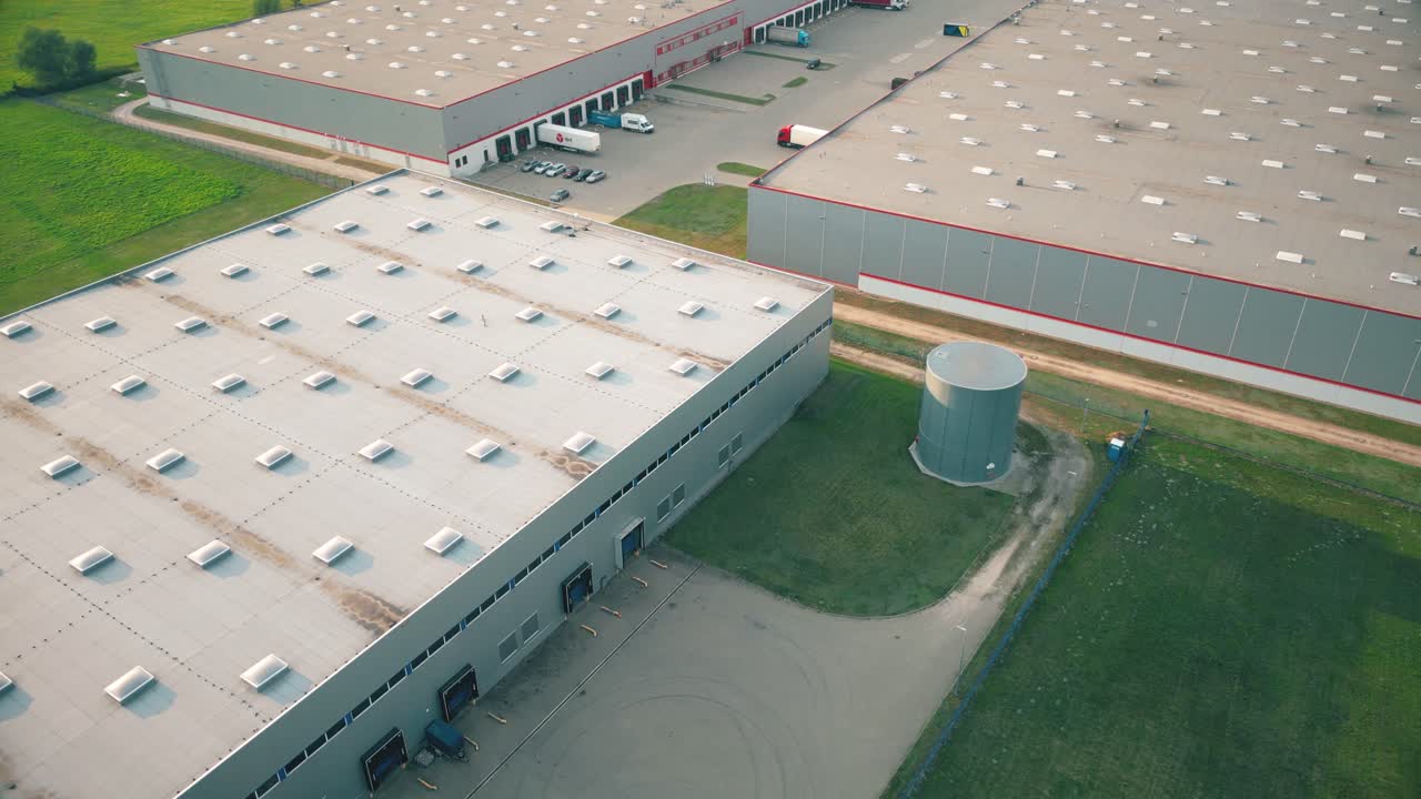Vista aerea di un magazzino merci