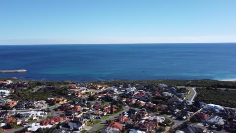 Hermosa-Vista-Del-Océano-Índico-Y-El-Suburbio-Costero-De-Mindarie-Perth,-Tiro-Aéreo-Lento-Hacia-Atrás