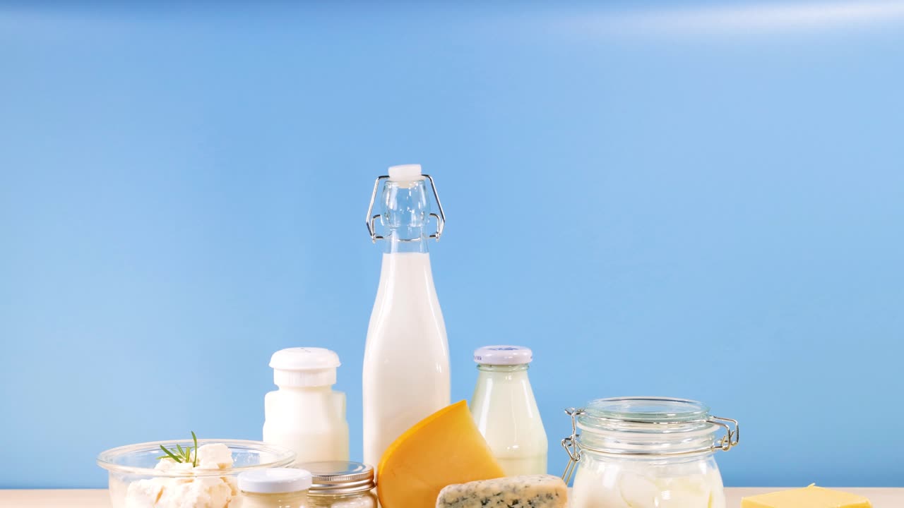 테이블 에 전시 된 여러 가지 유제품