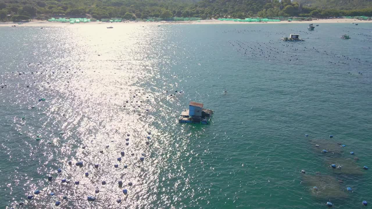 열대 지방에서 열린 바다에서 큰 해양 농장의 공중 촬영. 해양 농업 개념