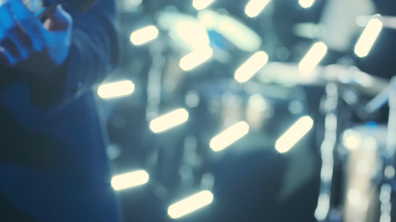 콘서트 의 무대 에 있는 기타 연주자 가 관객 들 을 흔들고 있다