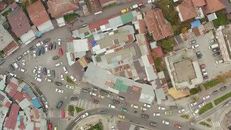 toma aérea de arriba hacia abajo de la ciudad de novi pazar en el suroeste de serbia