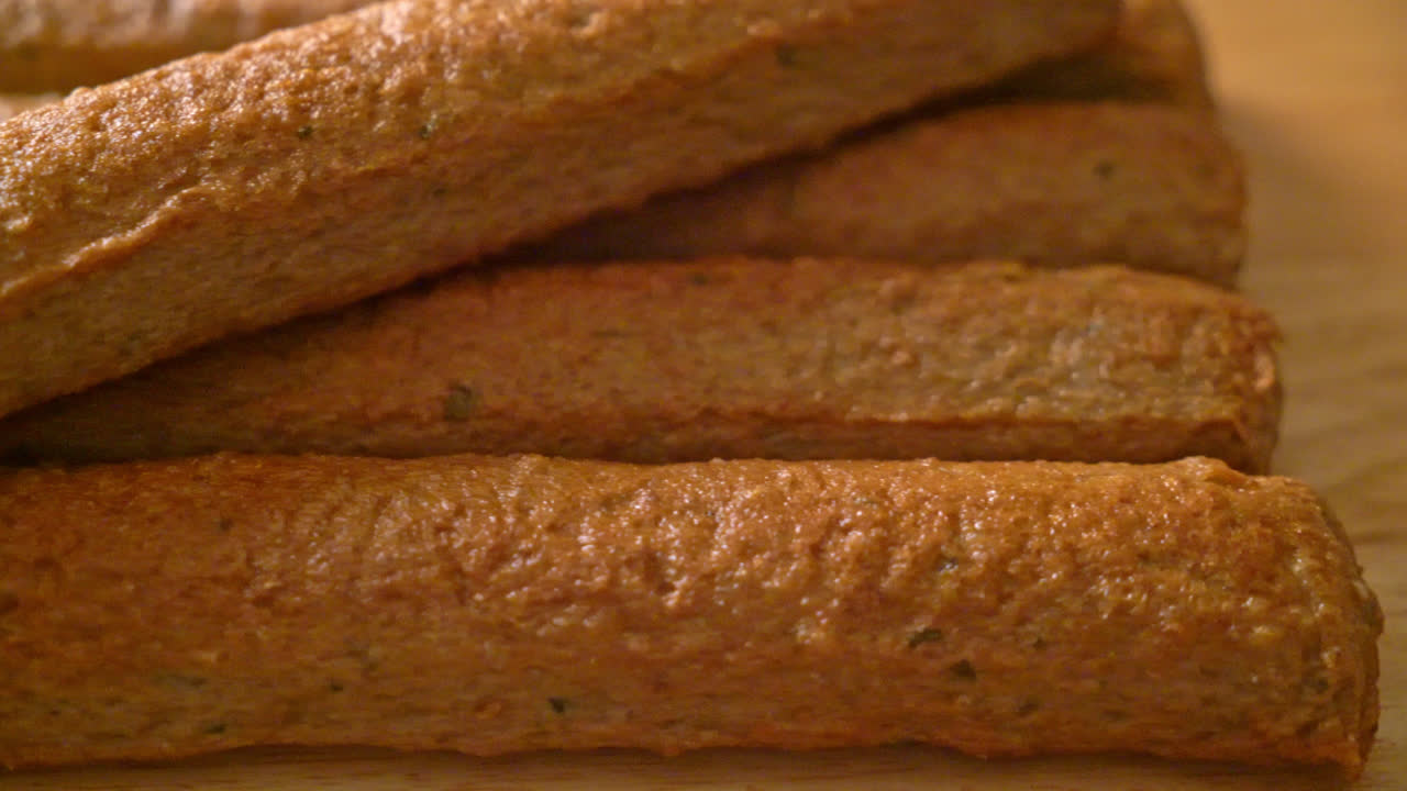 pastel de pescado chino frito o línea de bolas de pescado en tablero de madera