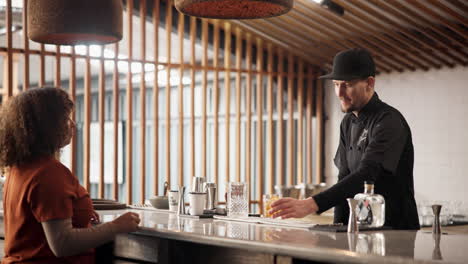 una pareja disfrutando de cócteles en un bar moderno