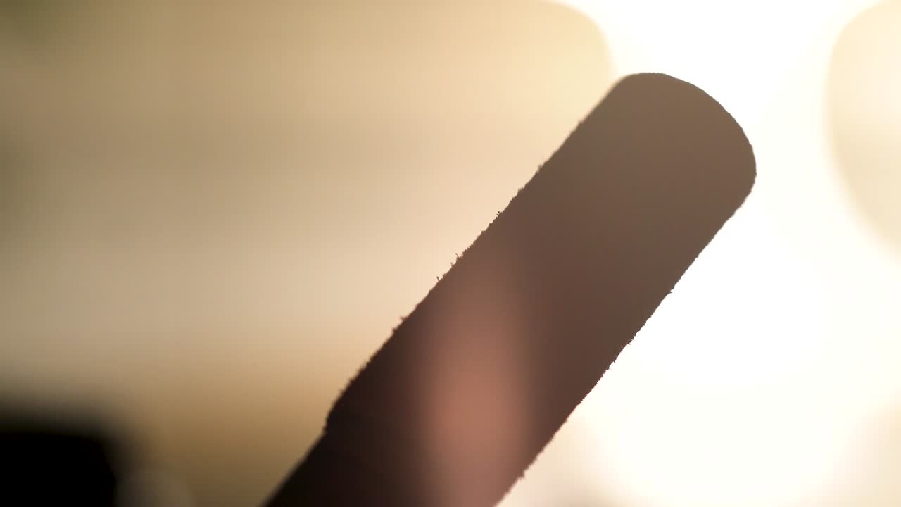 촛불에 티베트 노래 그릇 스틱 실루엣의 초점을 당겨