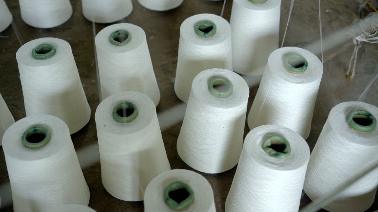 hilos textiles de hilado de máquinas tradicionales en el telar de mano en la india, kerala