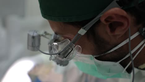 dentista masculino con máscara médica y gafas en la clínica