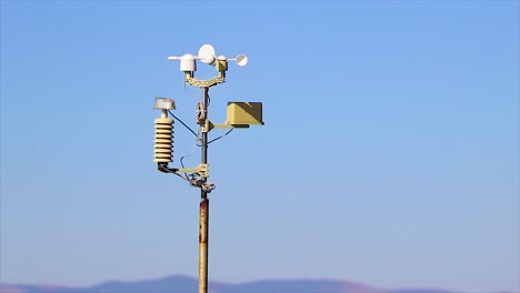 estación meteorológica automática girando y midiendo las condiciones climáticas