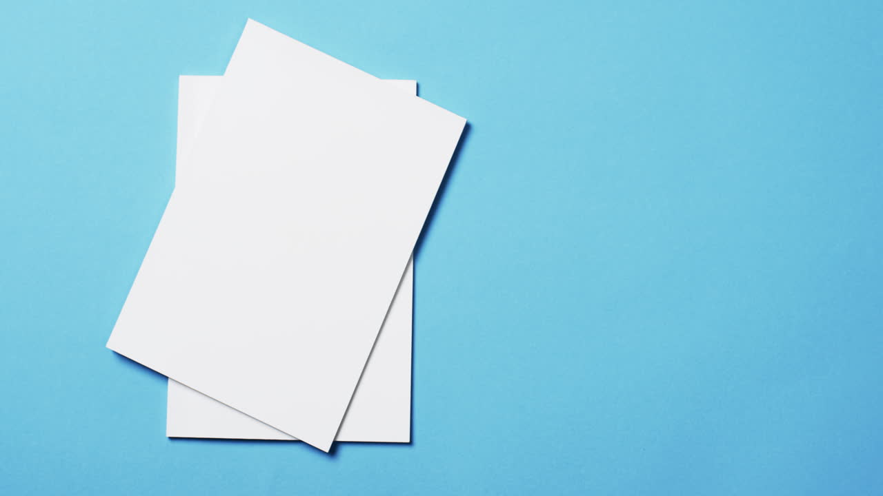 video de libros con páginas en blanco y espacio de copia en fondo azul