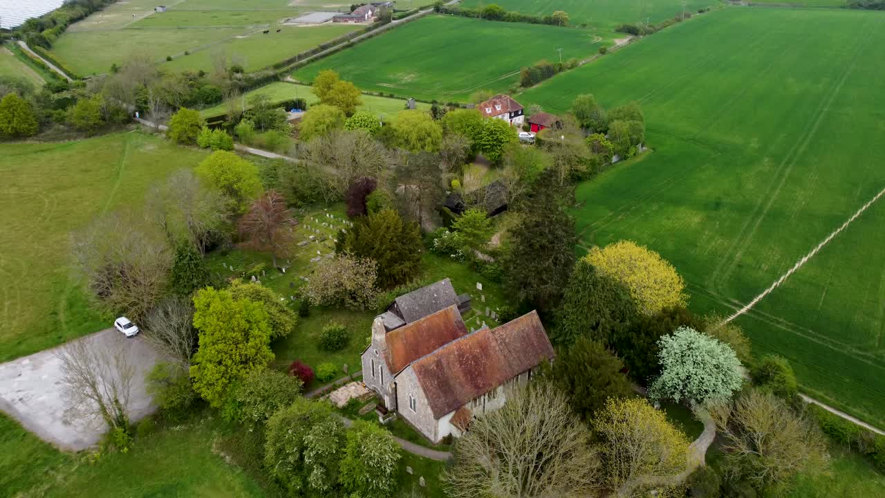 Lento Blean Kentin kyläkirkon yli Isossa-Britanniassa