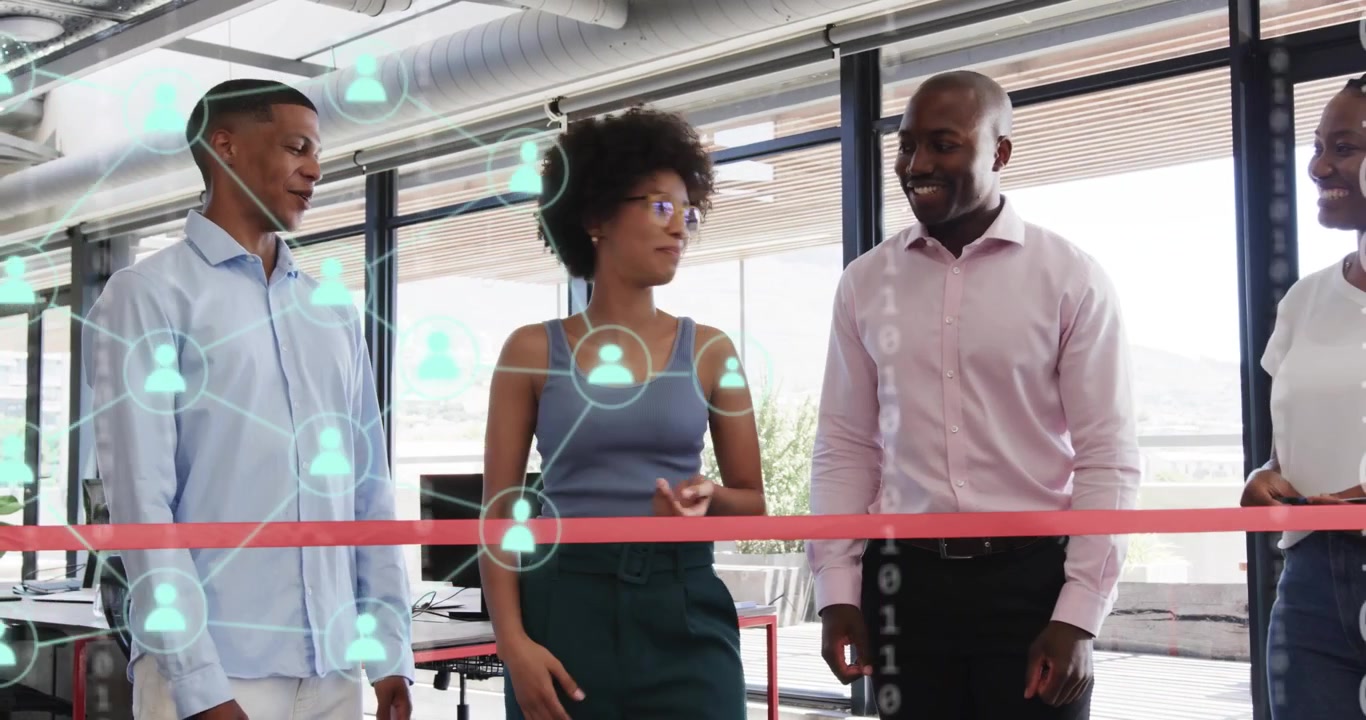 Spreker stapt naar voren en activeert een code-overlay, terwijl het team de opening viert met het doorknippen van een lint en technische netwerkknooppunten.