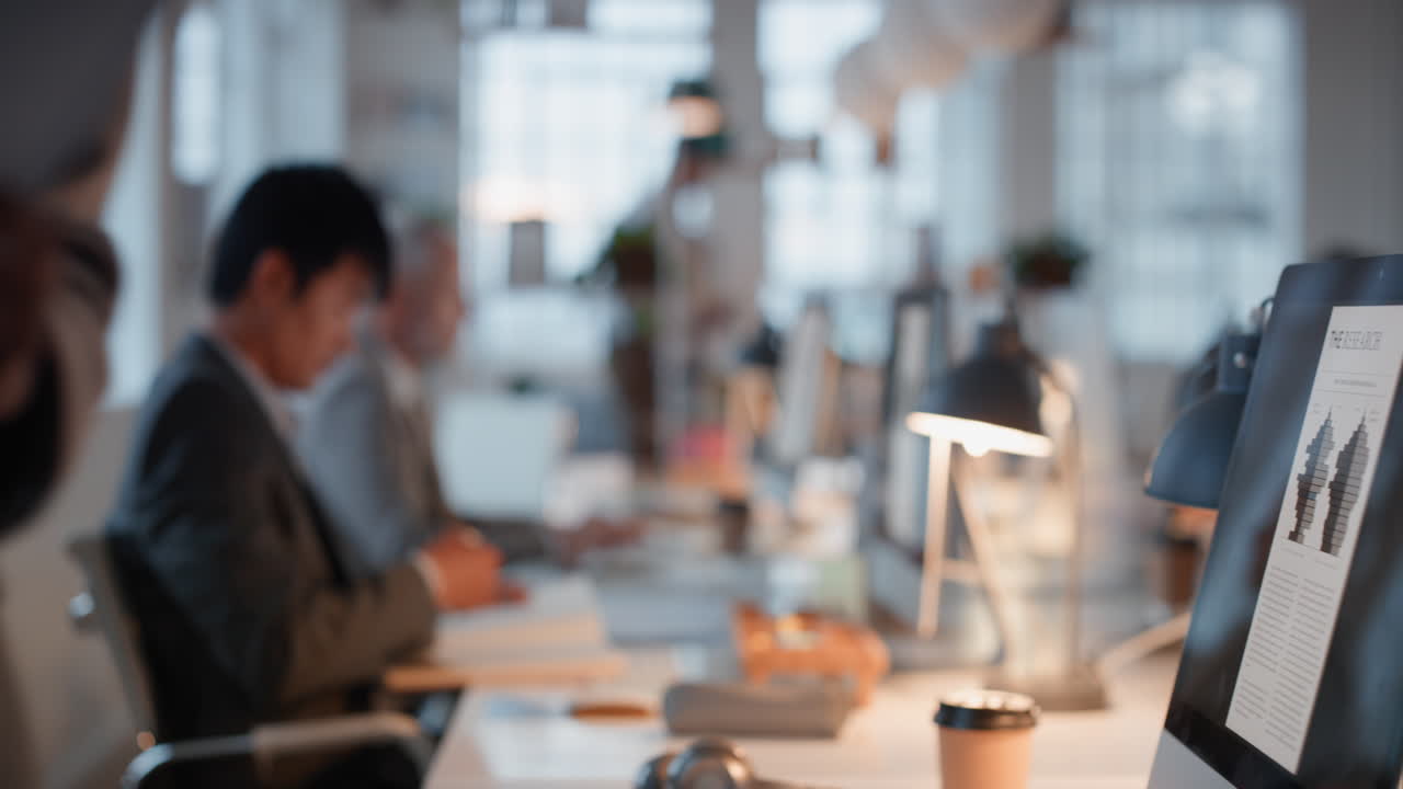 컴퓨터를 사용하여 늦게 일하는 사업가 팀 리더 여성 동료와 정보를 공유하여 피드백을 제공하고 밤에 사무실에서 프로젝트 마감일에 대한 솔루션을 논의합니다.