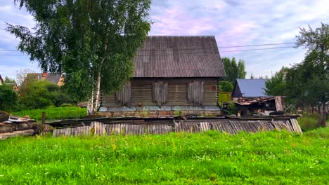 Típica-Casa-De-Campo-De-Madera-Del-Báltico-Durante-El-Verano-En-Daugavpils-Letonia