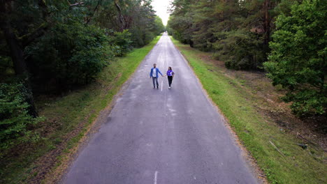 pareja corriendo en una carretera