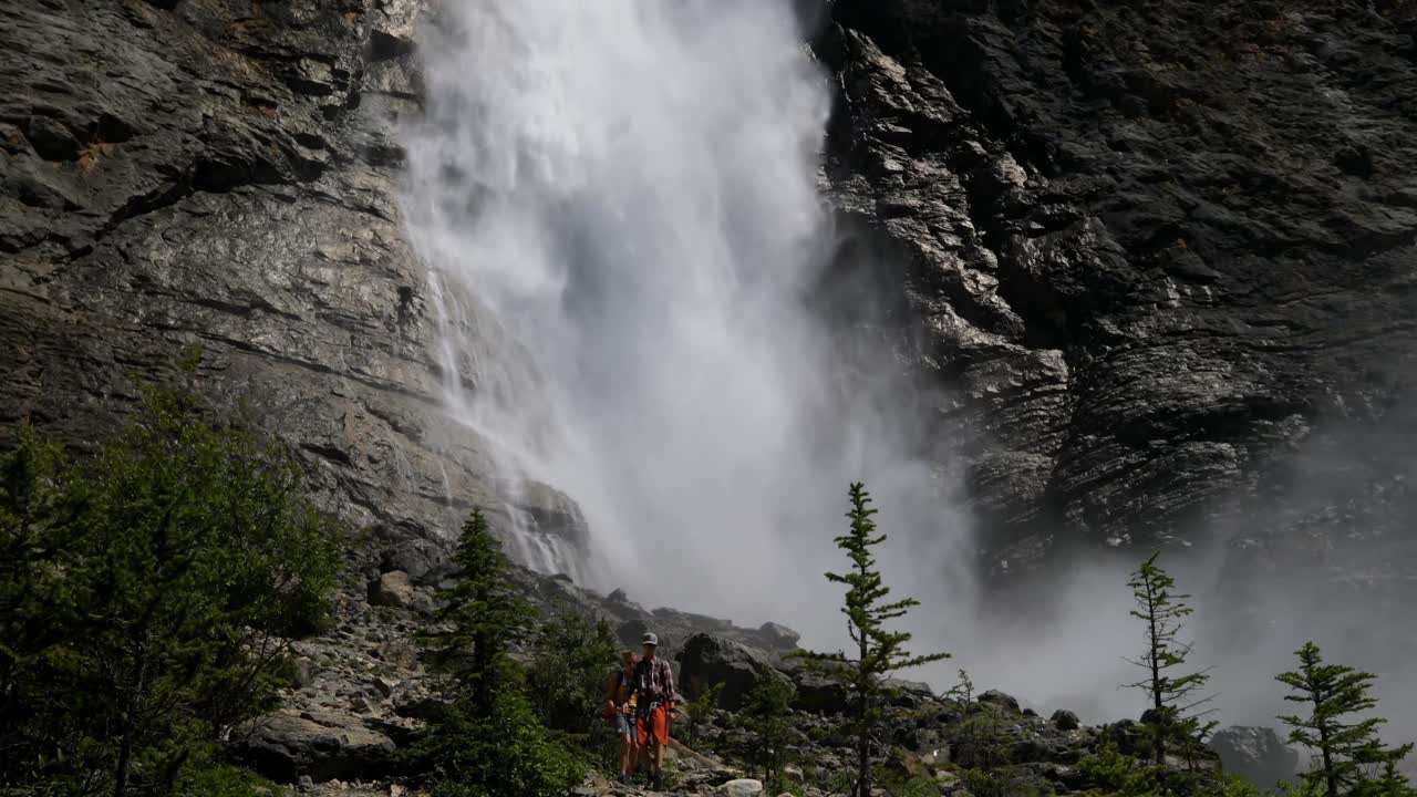 숲 4k에서 배 ⁇  하이킹을 하는 젊은 백인 하이커 커플의 앞면