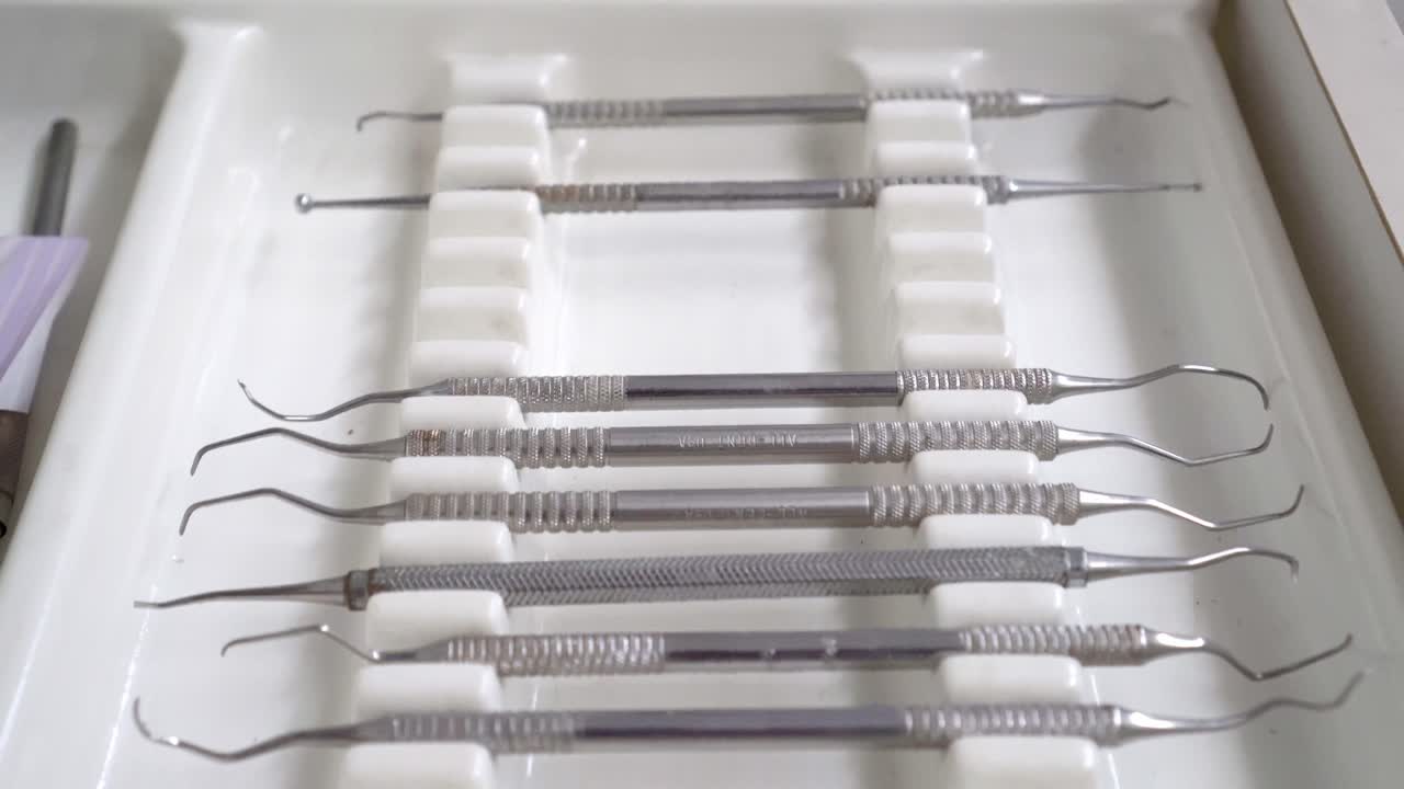 치아 작업을 위한 소독된 치과 장비의 클로즈업, 의료 캐비에 배치되어 있습니다.