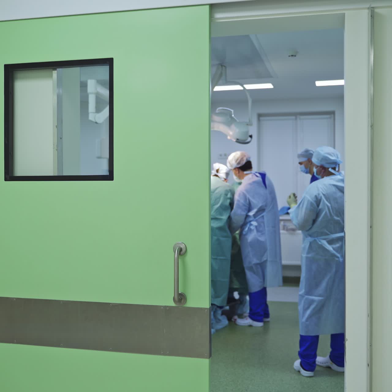 Trabalho em equipe profissional e colaboração de cirurgiões em sala de cirurgia. Saindo do centro cirúrgico ocupado por procedimento cirúrgico.